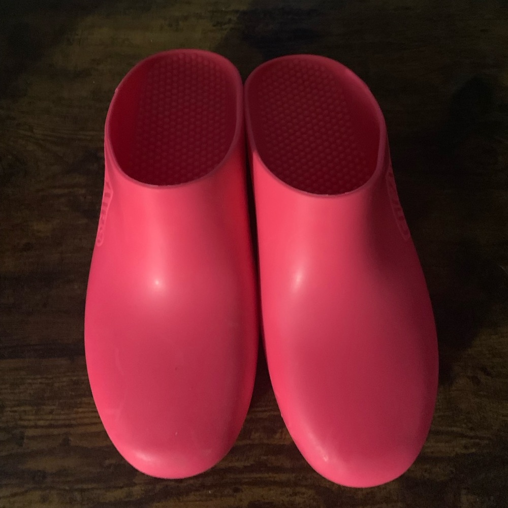 Size 9.5-10 hot pink wipes me nursing shoes calzuro